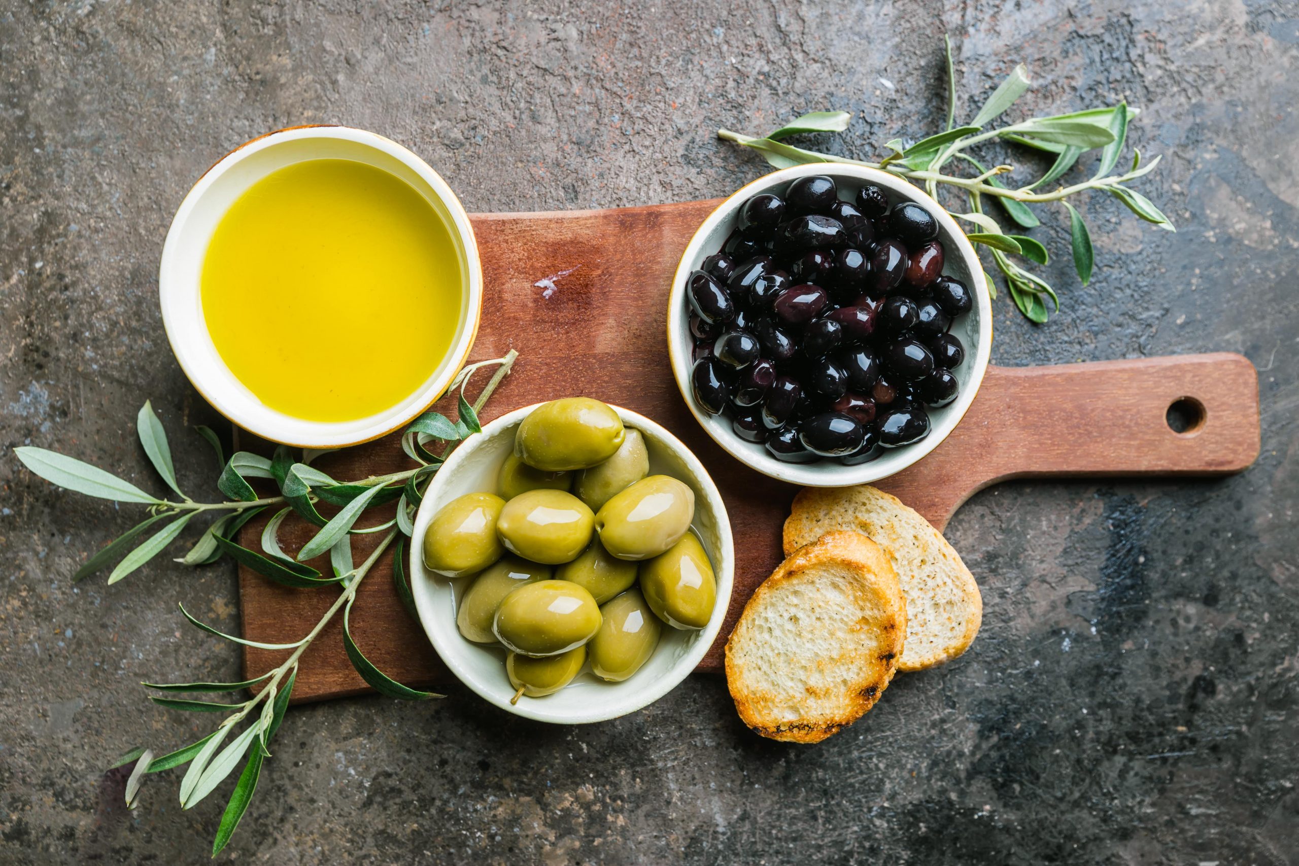 Verschiedene Arten von Oliven und Olivenöl in Spanien