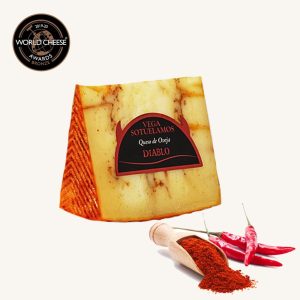 Diablo gereifter Schafskäse mit Mojo Palmero Picón (rote Paprika), Keil